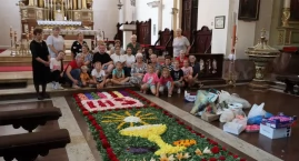Domaniewice. Parafianie ułożyli kwietny dywan w kościele Św. Bartłomieja Apostoła (foto, film)
