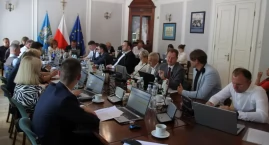 Łowicz. Dwaj radni z klubu PiS za wotum zaufania i absolutorium dla burmistrza Mariusza Siewiery