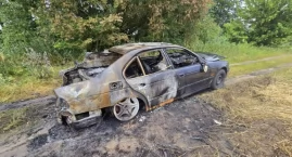 Pożar samochodu na os. Górki. Czujność dzieci zapobiegła większej tragedii (foto)