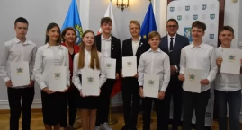 Stypendia dla najzdolniejszych. Uczniowie z SP nr 2 wyróżnieni przez burmistrza (foto,film)