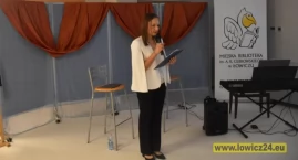 Kochanowski wśród drzew i świateł. Łowicz zaprasza na Narodowe Czytanie w plenerze