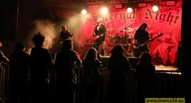 Zdjęcie przedstawia: Dwunasta edycja Infernal Night w Łowiczu. Mocne brzmienia na dziedzińcu ŁOK