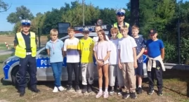 Zdjęcie przedstawia: Jabłka dla ostrożnych, cytryny dla piratów drogowych. Łowiccy policjanci z akcją prewencyjną (foto)