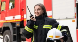 Zdjęcie przedstawia: Nowoczesne radiotelefony i radiostacje dla druhów. Samorząd przekazał dotacje