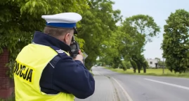Zdjęcie przedstawia: Kierowcy w powiecie łowickim poddani kontroli prędkości. Policja podsumowuje działania „Prędkość”