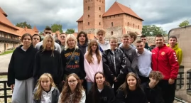 Zdjęcie przedstawia: Uczniowie z Chełmona na Litwie, Łotwie i w Estonii (foto)