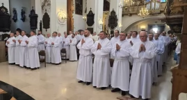 Promocja szafarzy nadzwyczajnych w łowickiej katedrze (foto)