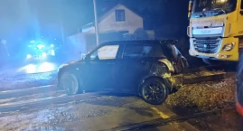 Wypadek na przejeździe kolejowym w Bełchowie. Kierow…