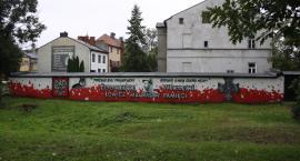 Patriotyczny mural w Łowiczu na stulecie odzyskania niepodległości