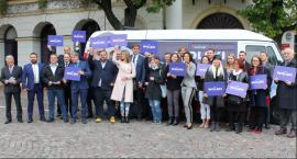 Re:KW Prawa i Sprawiedliwości z Wolskim–busem przed ratuszem. Zaprezentowali program wyborczy