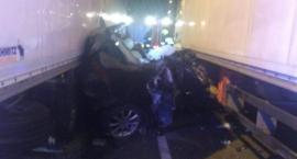 Koszmarny wypadek na A2 w Łowickiem. Osobówka zmiażdżona przez dwa tiry