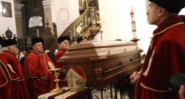 Łowicz: rozpoczęły się uroczystości pogrzebowe bp. Alojzego Orszulika (ZDJĘCIA, VIDEO)