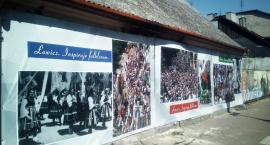 Na ul. Zduńskiej zawisły nowe banery „Łowicz inspiruje folklorem”