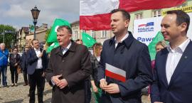 Szef PSL Władysław Kosiniak-Kamysz rozdawał w Łowiczu flagi narodowe i promował kandydata ludowców na europosła