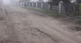 Zerwany asfalt na ulicy Czajki w Łowiczu. Mieszkańcy z trudem dojeżdżają do swoich domów (ZDJĘCIA, VIDEO)