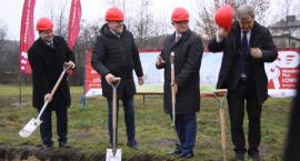 Mieszkanie Plus w Łowiczu. Na Korabce wbito pierwszy szpadel pod budowę 96 mieszkań (ZDJĘCIA)