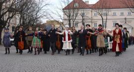 Maturzyści zatańczyli poloneza na Starym Rynku w Łowiczu (DUŻO ZDJĘĆ, VIDEO)
