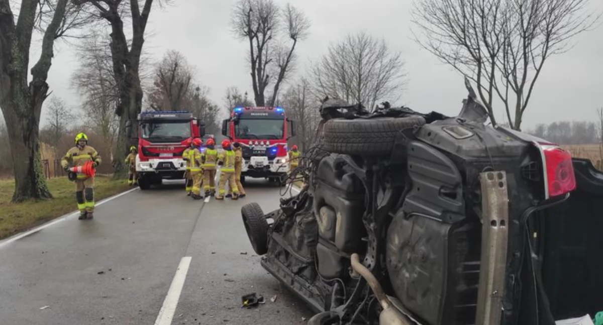 Tragiczny wypadek na DK54 pod Braniewem. Kierowca nie żyje. Z samochodu prawie nic nie zostało
