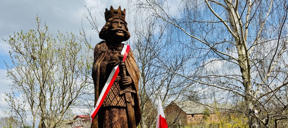 W Świętym Gaju odsłonięto rzeźbę Bolesława Chrobrego, pierwszego króla Polski [ZDJĘCIA]