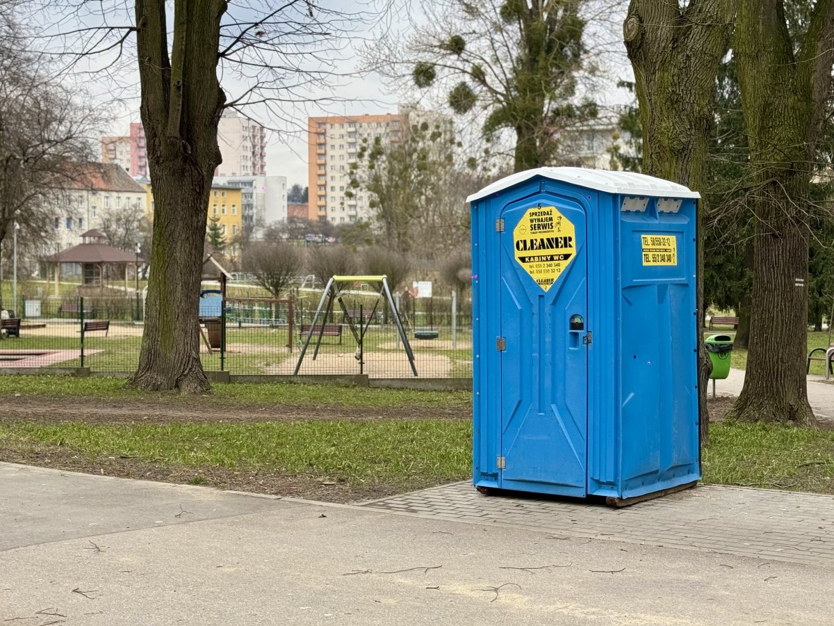 Toalety w Elblągu: Rażący kolor, niski komfort, brudne wnętrza? 