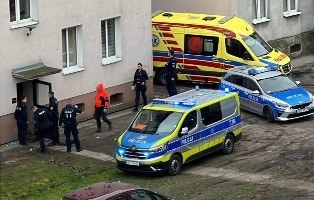 Elbląg: Tragedia na Wyspiańskiego. 30-latek zaatakował nożem sąsiada matki. Ofiara nie żyje