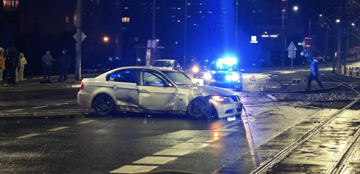 Elbląg: 24-latek nie opanował BMW i rozbił się na skrzyżowaniu