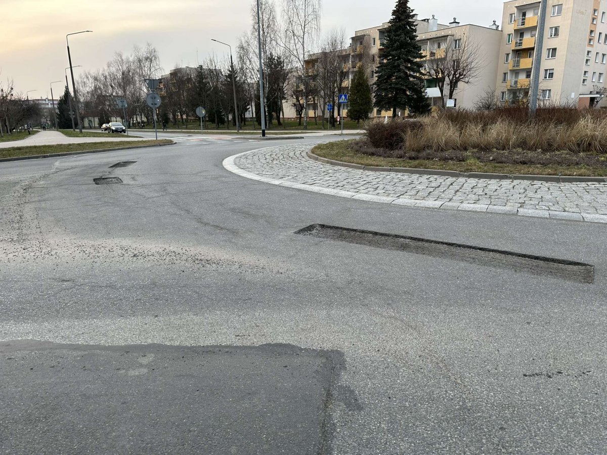 Ruszyły wiosenne prace drogowe w Elblągu: Wymiana oświetlenia i łatanie ubytków w jezdniach
