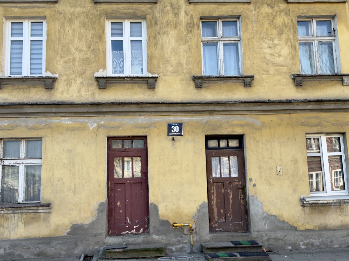 Problem mieszkańców z ul. Czerniakowskiej 30. ZBK wydał im zakaz palenia w piecach: „Zostaliśmy sami”