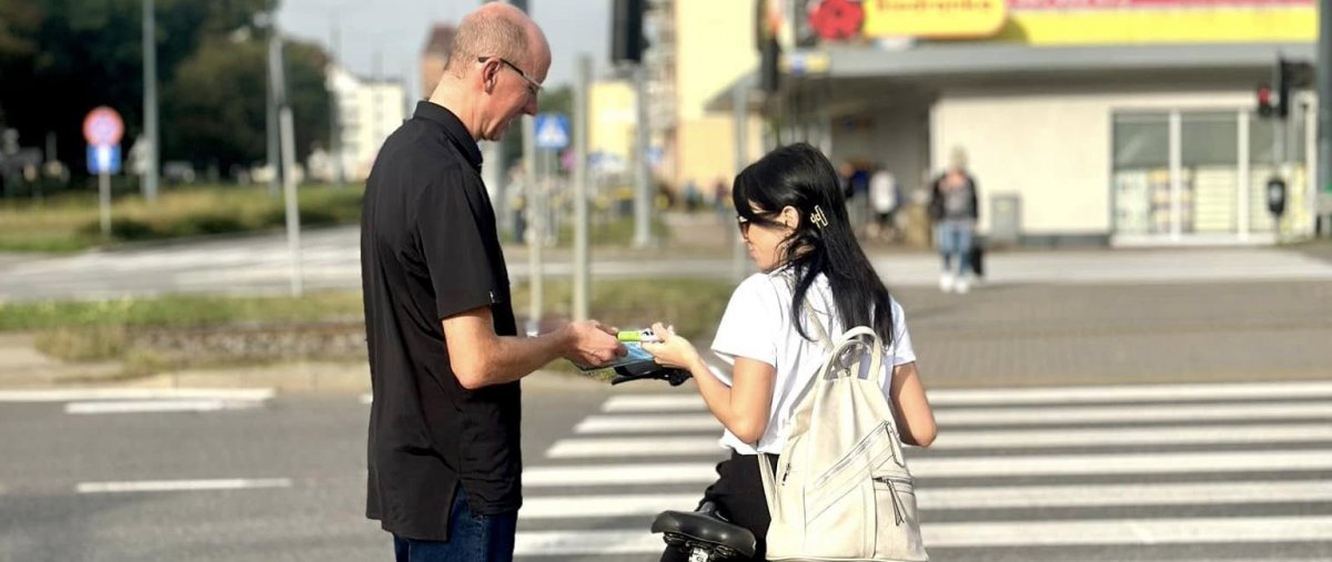 Dzień Kobiet w Elblągu: Kwiaty i drobne upominki dla rowerzystek
