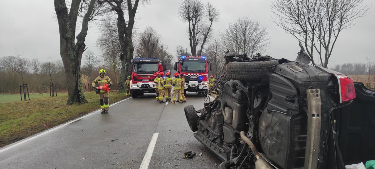Tragiczny wypadek na DK54 pod Braniewem. Kierowca nie żyje. Z samochodu prawie nic nie zostało [ZDJĘCIA]
