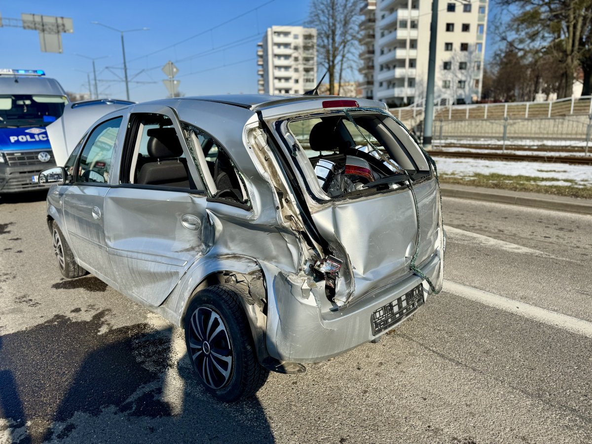 Kolizja na Browarnej. Kobieta wjechała na czerwonym świetle i zderzyła się z tramwajem