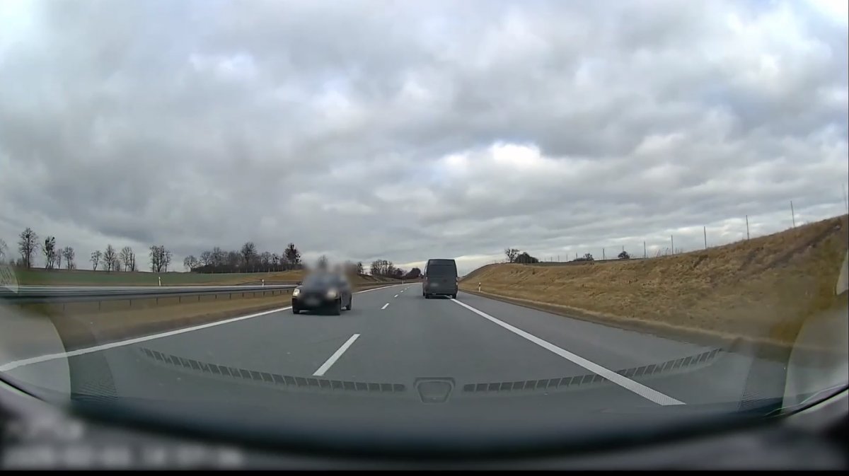 66-latka jechała pod prąd trasą S7, bo pomyliła drogę. Policja: to cud, że nie doszło do tragedii [VIDEO]
