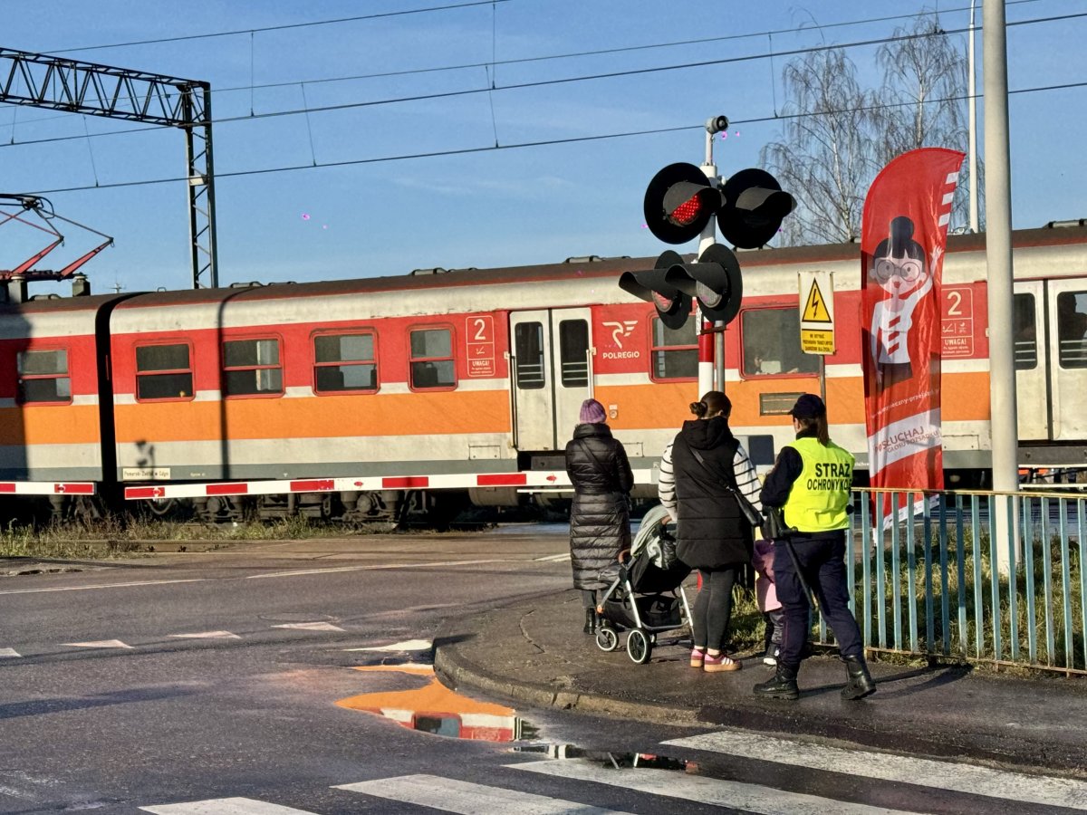 Żółte naklejki PLK mogą uratować życie. Akcja „Bezpieczny przejazd” zawitała do Elbląga