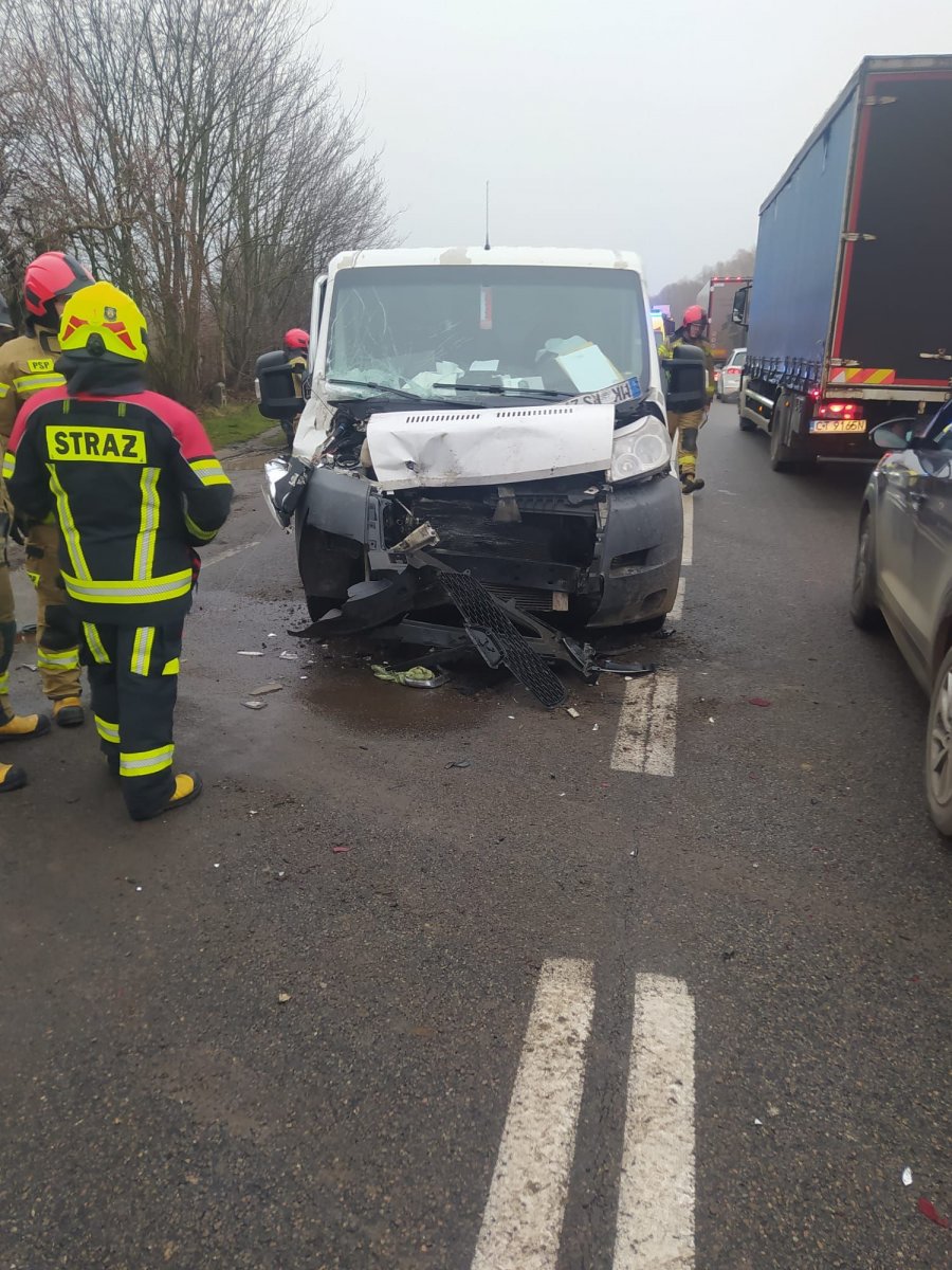 Wypadek w Karczowiskach Górnych: Peugeot wjechał w scanię