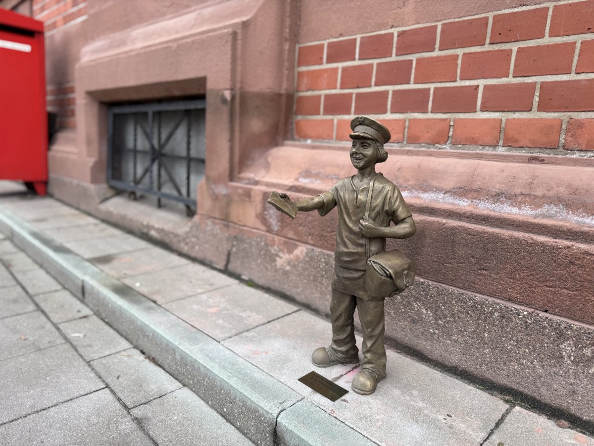 Nowe Piekarczyki w Elblągu: Piekarczyk Listonosz, Piekarczyk Archeolog i Piekarczyk z Parasolem