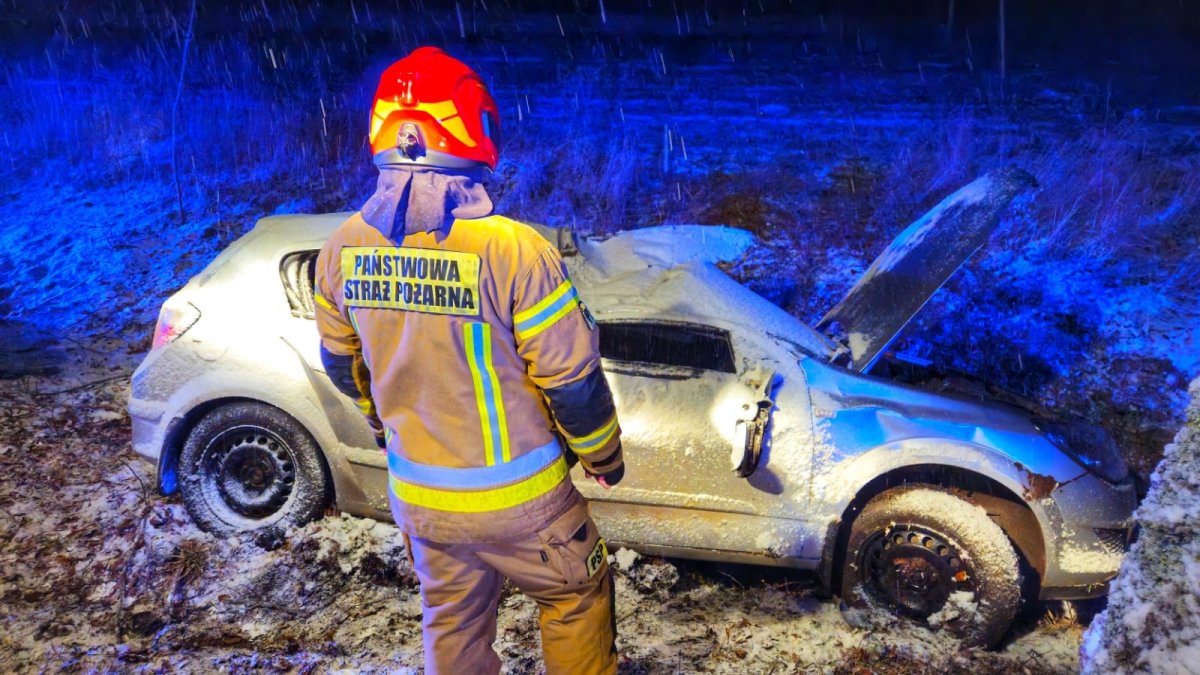 Wypadek w gminie Lelkowo: Strażacy ewakuowali rannego kierowcę
