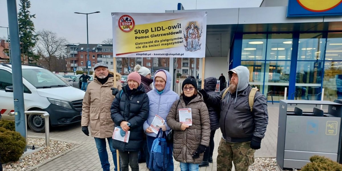 Protestowali pod Lidlem w Elblągu w obronie Gietrzwałdu