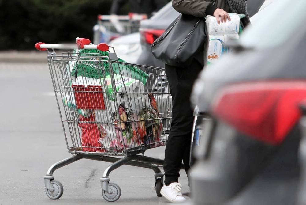 Przedświąteczna gorączka zakupów może sprzyjać nieprzemyślanym decyzjom. UOKIK przestrzega przed beztroskim korzystaniem z odroczonych płatności