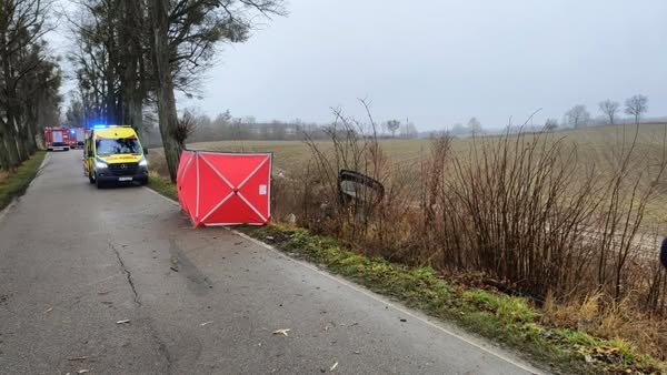 Tragiczny wypadek pod Pasłękiem: Kobieta zginęła po uderzeniu w drzewo