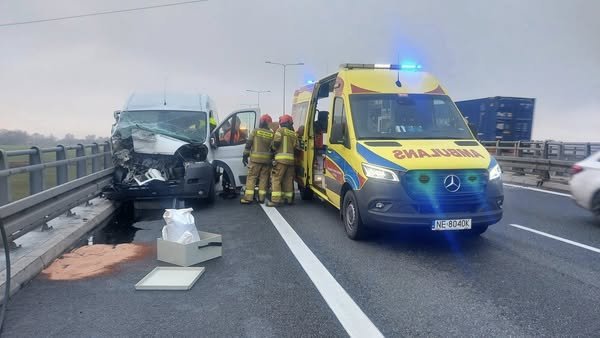 Zderzenie busa z wojskową ciężarówką na obwodnicy Elbląga
