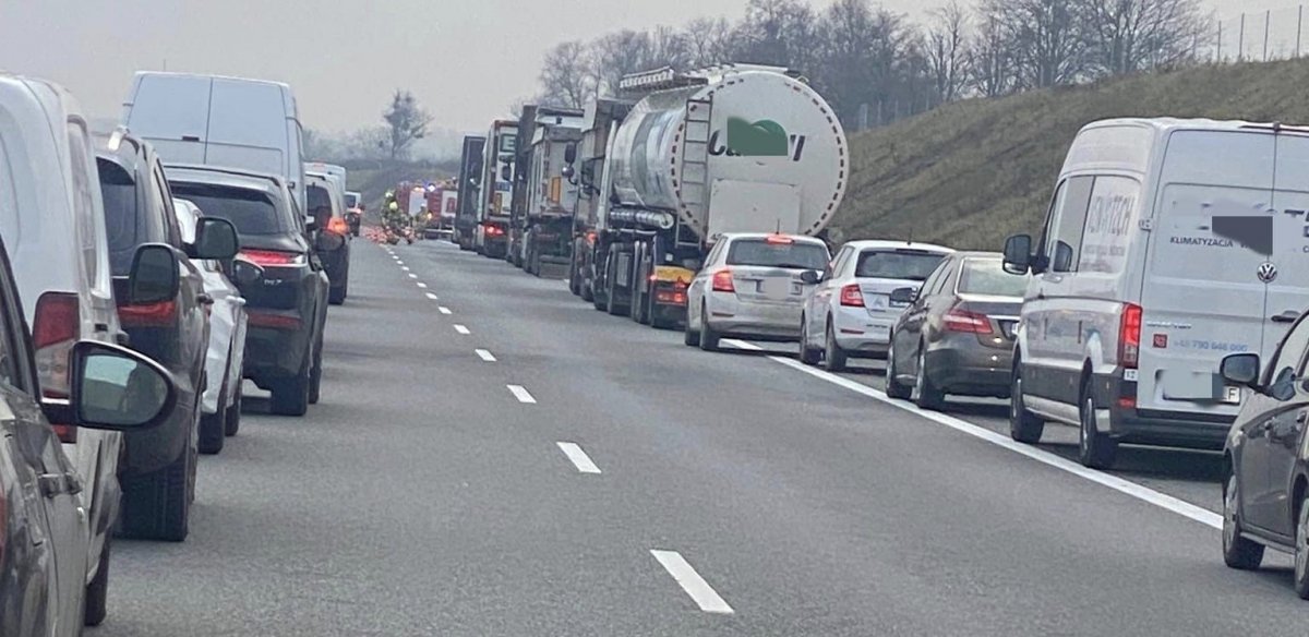 Utrudnienia na S7 w kierunku Warszawy: Samochód osobowy w rowie