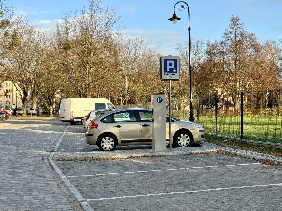 Elbląg: Ulica Kumieli już po remoncie. Dzięki temu na Starym Mieście jest więcej płatnych miejsc parkingowych
