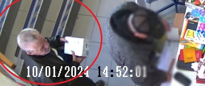 On może mieć związek z przywłaszczeniem pieniędzy na poczcie. Policjanci z Elbląga poszukują mężczyzny z nagrania