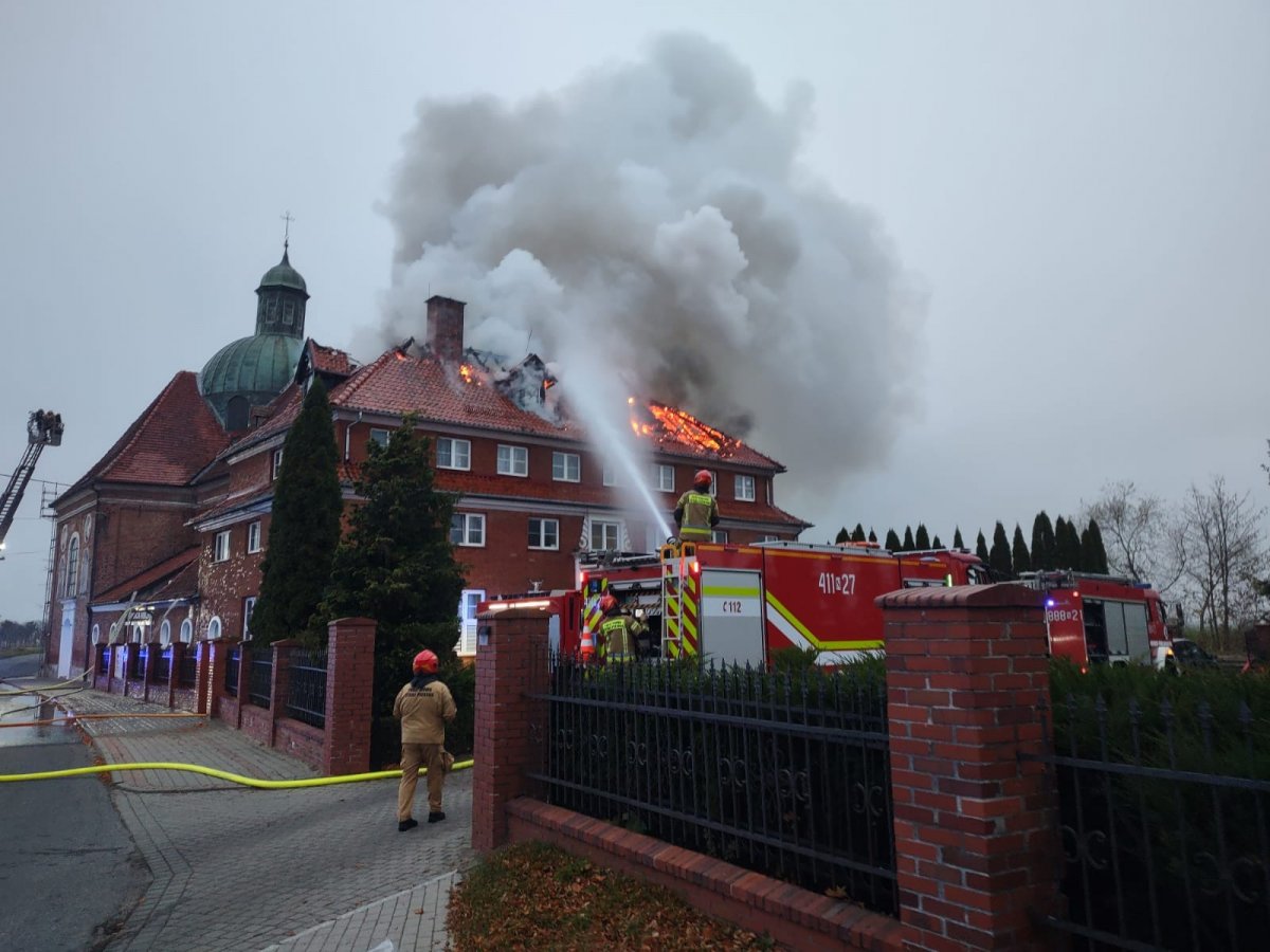 Pożar klasztoru redemptorystów w Braniewie. Spalił się dach obiektu [ZDJĘCIA]