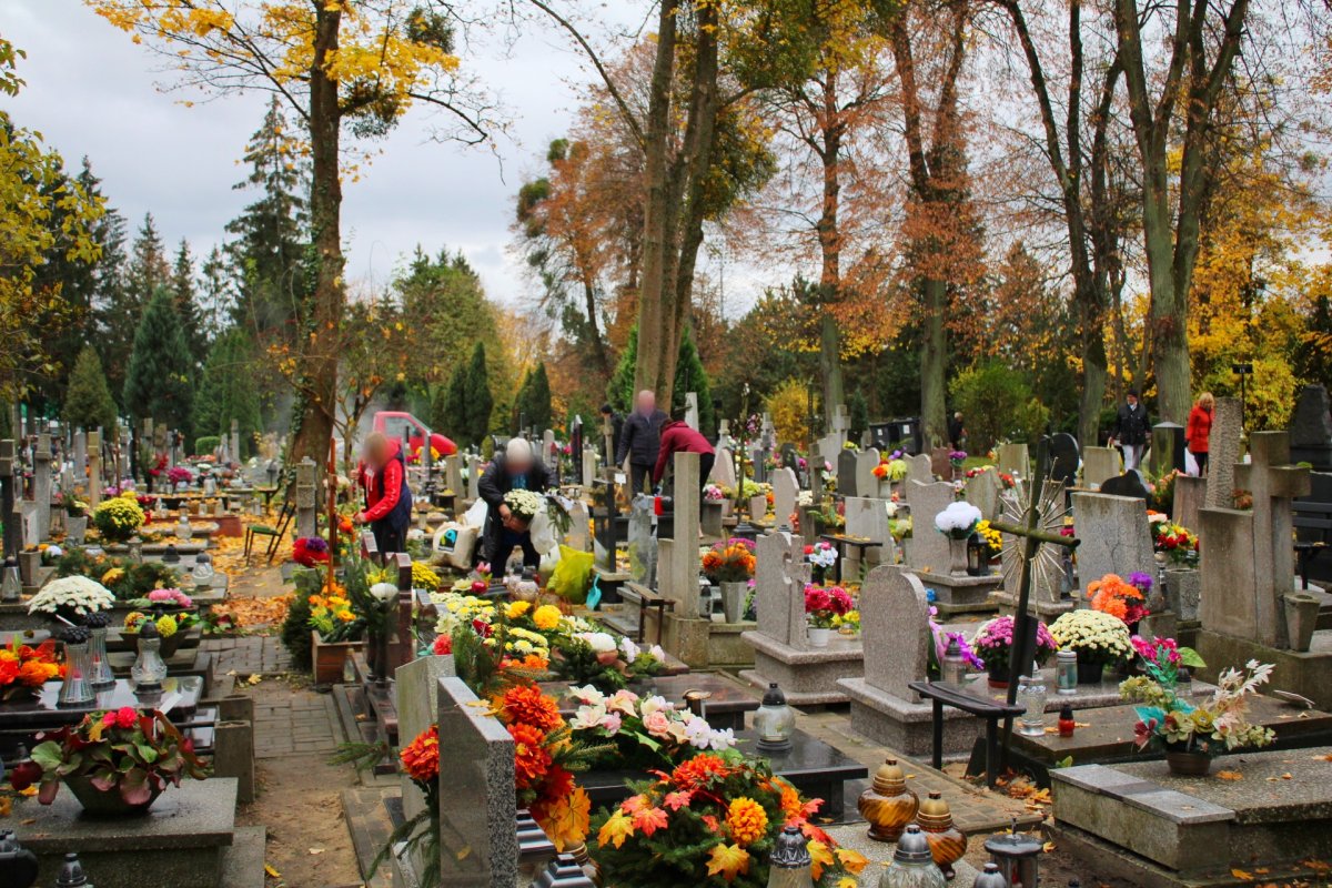 Mieszkańcy Elbląga odwiedzają groby bliskich przed dniem Wszystkich Świętych
