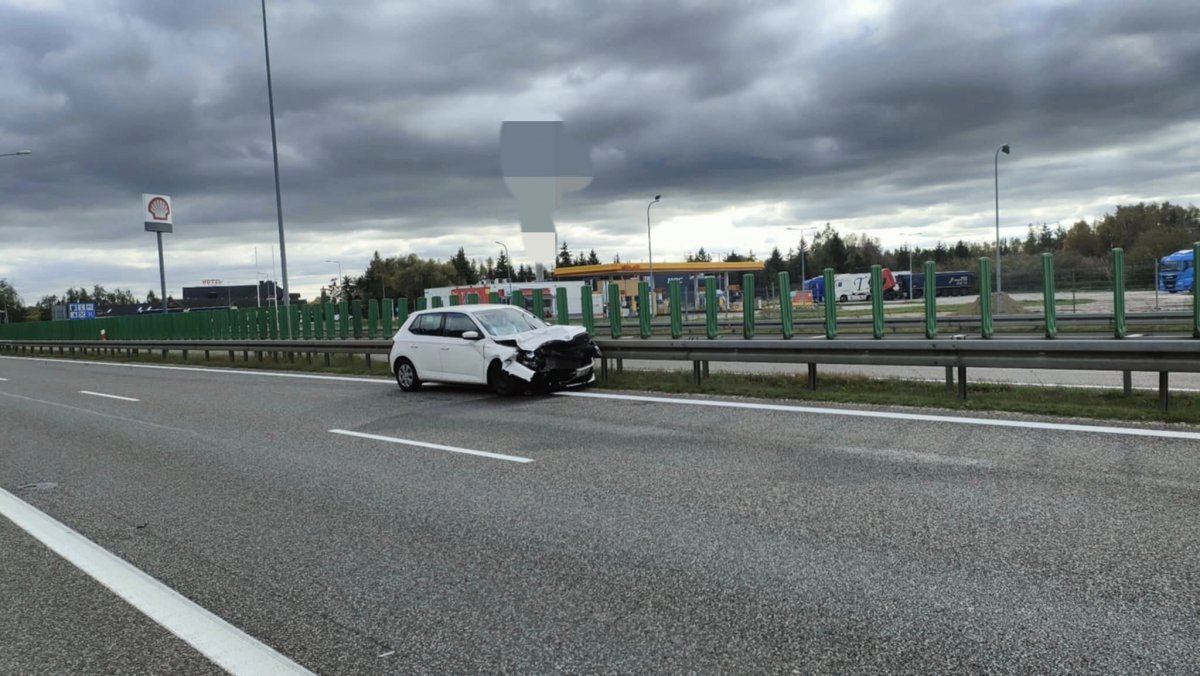 Kolizja na S7. Kierujący skodą najechał na tył ciężarówki