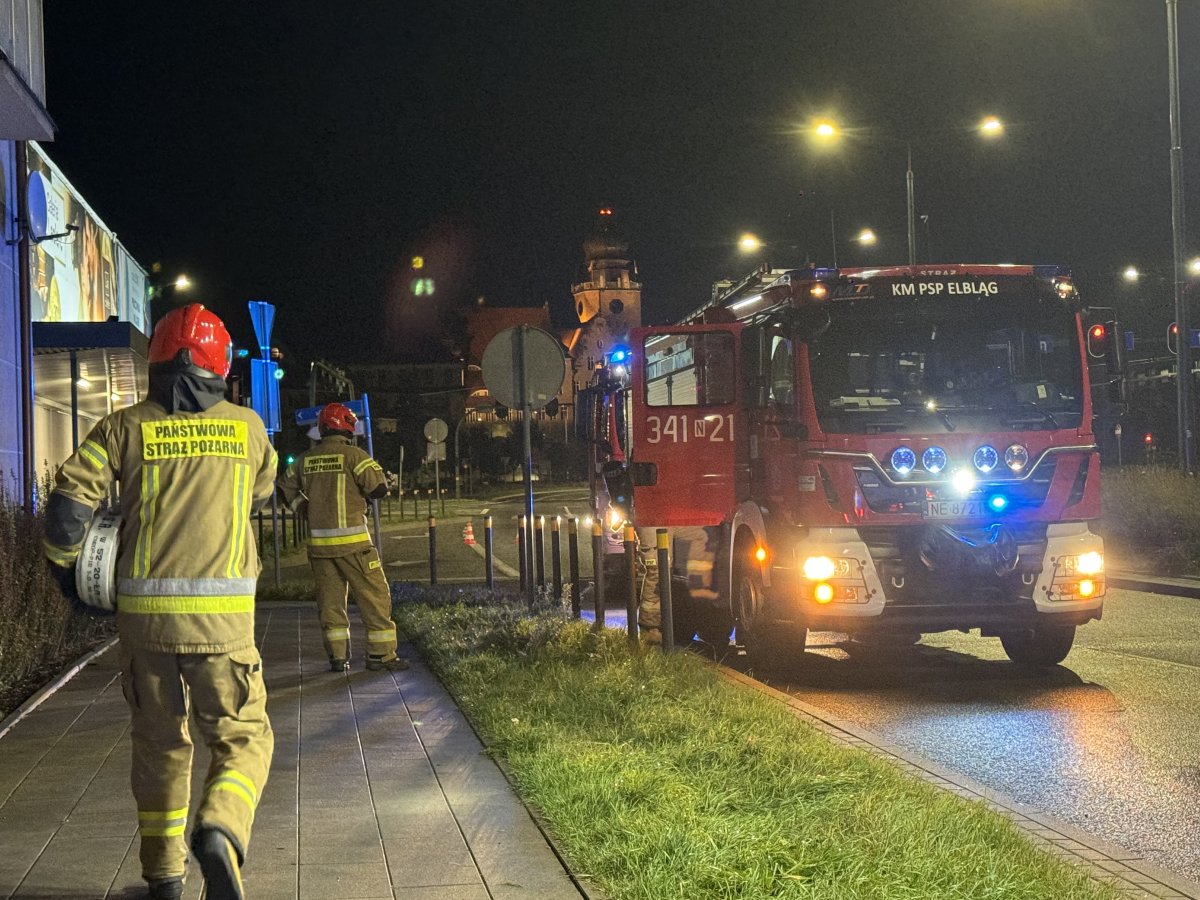 Pożar mieszkania przy ul. Powstańców Warszawskich. Strażacy musieli wyważyć drzwi, aby dostać się do środka