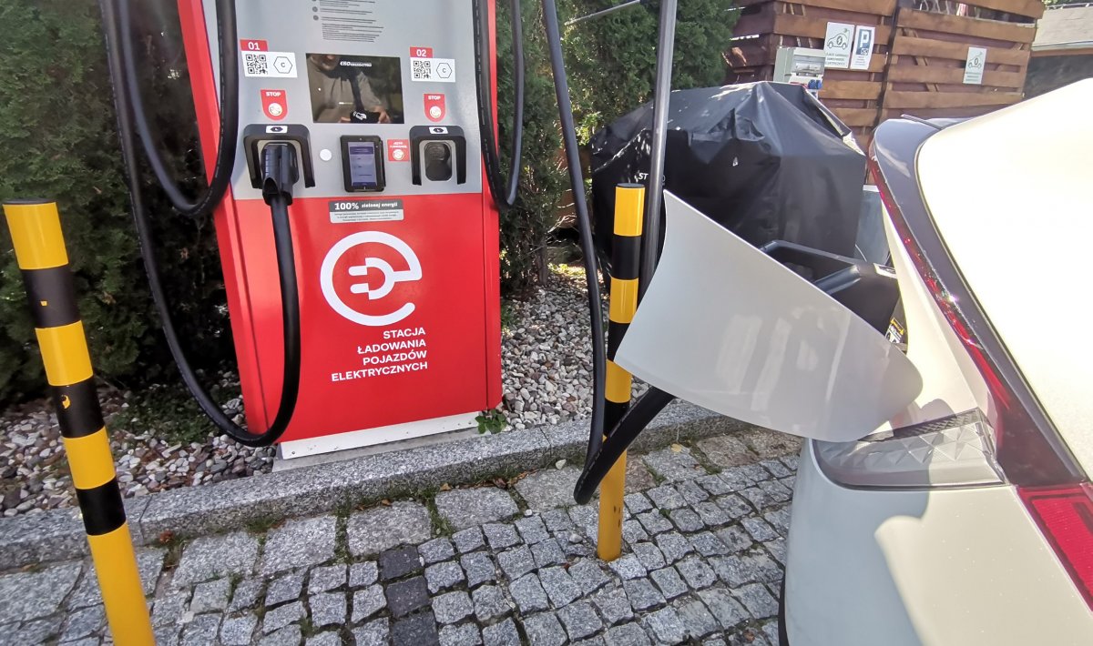 Elektryki na wstecznym. Jakie samochody kupują teraz Polacy? Co jest takiego w hybrydach, że cieszą się takim wzięciem?