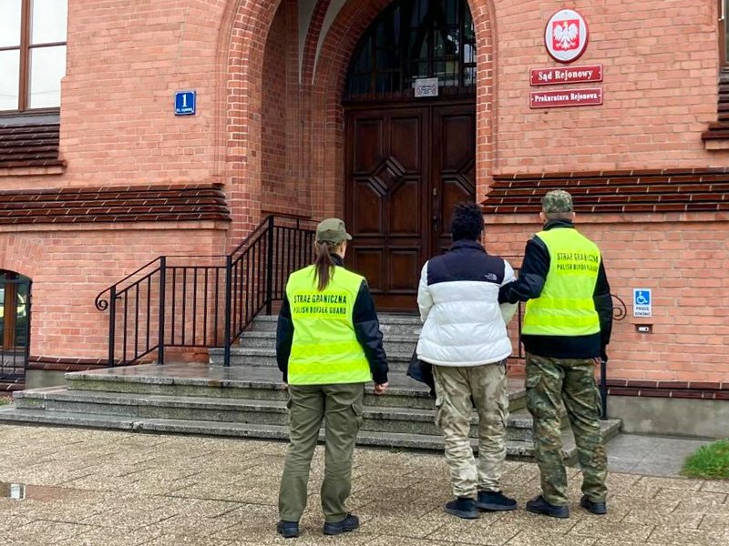 Służby zatrzymały Afrykańczyka przy dworcu w Braniewie. Obywatel Mali przypłynął łodzią do Europy i chciał ubiegać się o azyl w Rosji