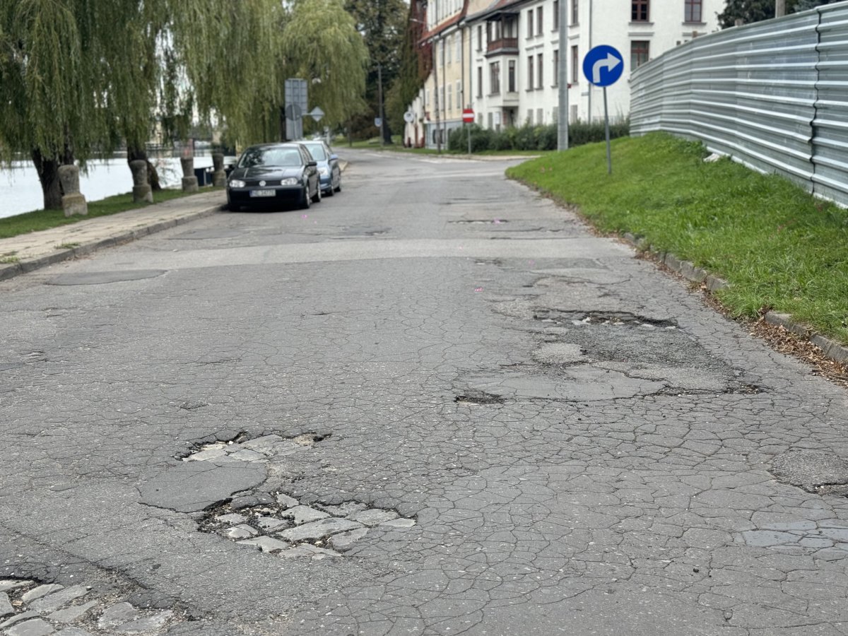 Z Bulwaru Zygmunta Augusta w końcu znikną dziury. Miasto wyremontuje nawierzchnię i chodniki